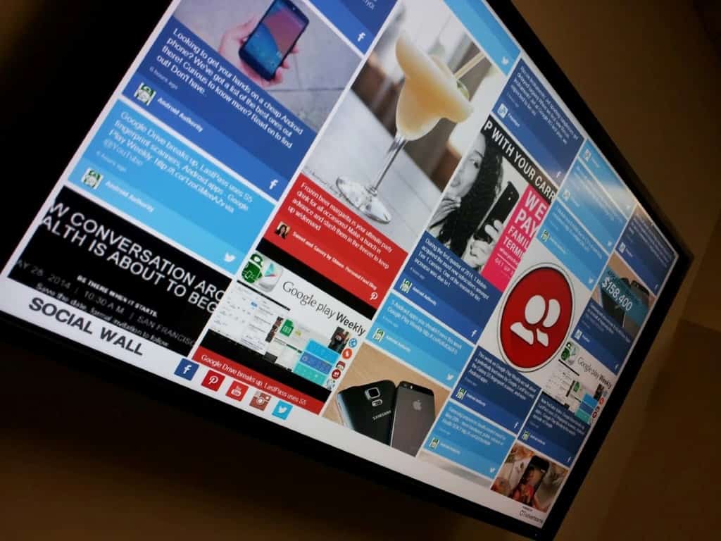 SOCIAL SIGNAGE - SOCIAL WALL 2 Advertise Me Social Wall