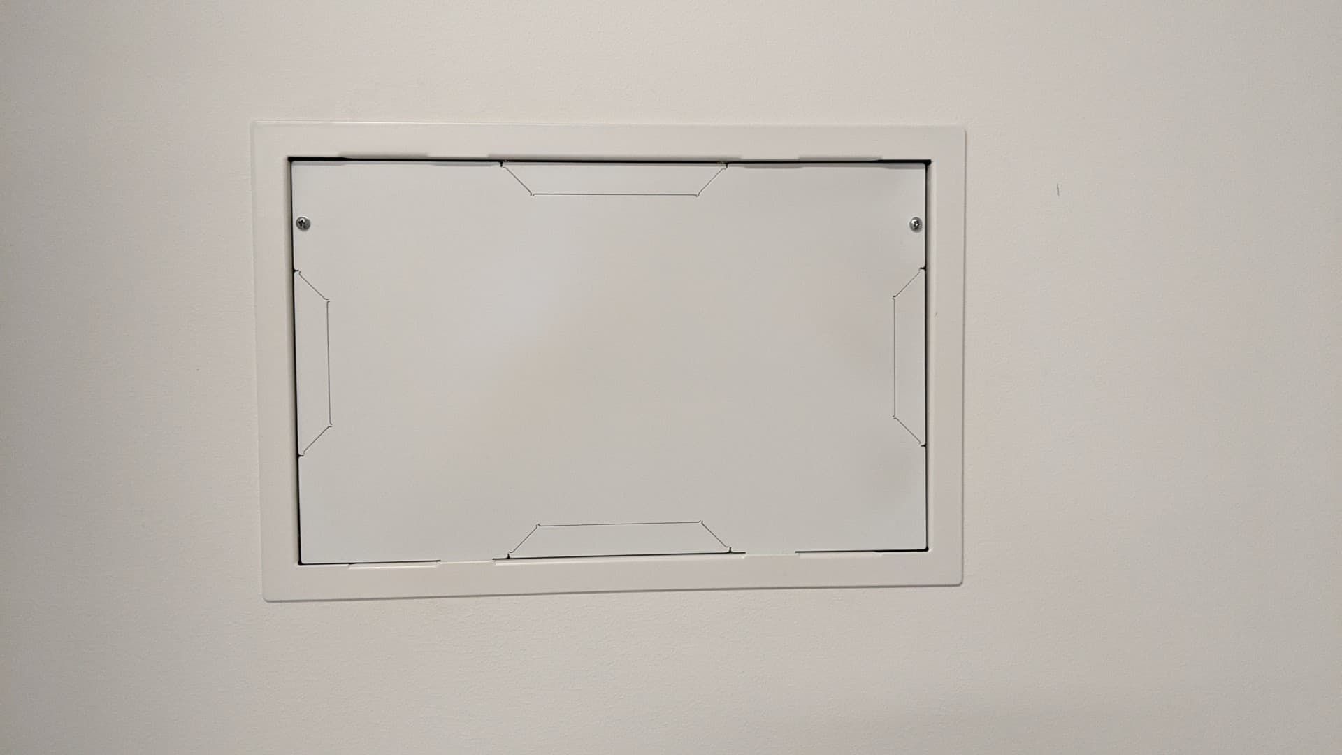 Advertise Me - Digital Signage In Wall Box with cover